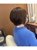 朝のスタイリングが楽になる前下がりショートボブ