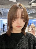 長めマッシュバング×ベージュカラー