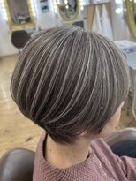 コワファースト 別府&nbsp;大人世代の極細「白髪ぼかしハイライト」×美フォルムショート