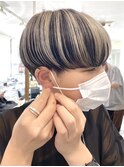 インナーカラーマッシュショート ホワイトベージュ 前髪あり