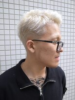 イントロバイフィーネ 渋谷(INTRO . by Fi-Ne)&nbsp;ホワイトブロンドローフェードスパイキーショート