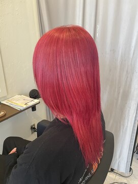 ピーカ(Pica) ボブウルフカット、ブリーチカラー