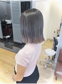 切りっぱなしボブ・ダブルカラー・ミルクティーグレージュ