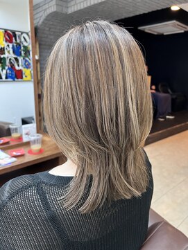 ラブリッシュ(LOVERICHE) ハイライトでミディアムレイヤースタイル【延山styring】