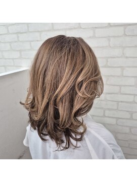 カットインタイム 白髪生かしハイライトレイヤーカット