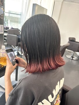 シア(sia) 裾カラー/黒×赤/外ハネボブ