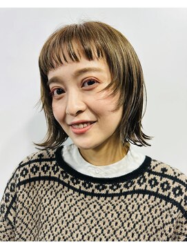 カムジーヘッド(COMEGHEAD) オン眉ミディアムマッシュボブウルフベージュブリーチ無しカラー