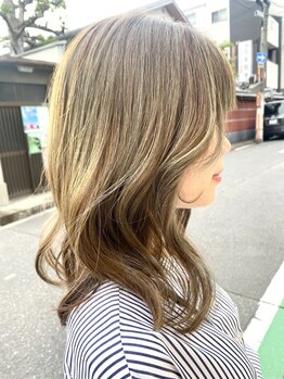 ライオン(Lion)の写真/ハイライトでの白髪ぼかしが人気★立体感のあるオシャレなグレイカラーで理想の髪色を実現します。