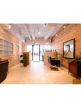 3席のみの贅沢なプライベート空間。周りを気にせずリラックスして自分だけのサロンタイムをお過ごし下さい