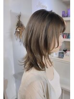 ミルクティーグレージュ×レイヤーくびれミディアム