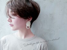 首を細く、長く見せる「こだわりの襟足（えりあし）」