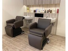 アグ ヘアー ウェヌス 徳島 鴨島店(Agu hair venus ザ ビッグ)の雰囲気（フルフラットのシャンプー台でリラックスできる空間♪）