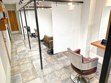 周りを気にしなくていい半個室サロン☆