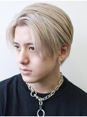 金髪ハイトーンカラーセンターパートブリーチカラー