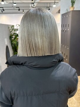 メリー オオサカ(Merly Osaka) パッツン可愛いアッシュボブ