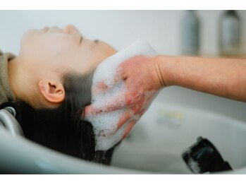 アイタル(ital)の写真/ヘッドセラピスト在籍♪フルフラットのシャンプー台で、頭皮をスッキリ☆血行促進や白髪予防にも◎