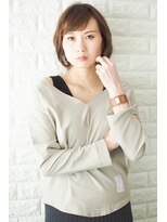 ノイン(noine)&nbsp;シンプルなコーディネートは、デコルテ見せアイテムで。