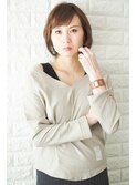 シンプルなコーディネートは、デコルテ見せアイテムで。