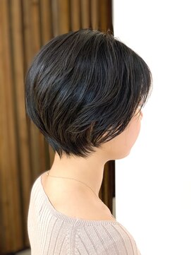 クオリス 上福岡店(QUALIS) 20代30代40代50代黒髪サラ艶耳かけ大人丸みショートボブ