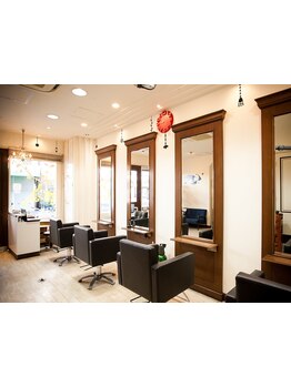 【幅広い年代に支持されるプライベートサロン】髪や頭皮に優しいオーガニック商材使用で、艶のある美髪に。