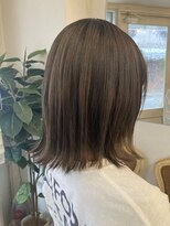 アミュレ(Amule)&nbsp;ブリーチ＋くすみカラーグレージュ透け感外ハネミディ