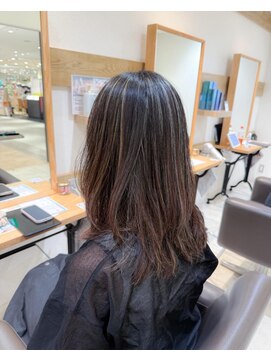 ミラバイケンジ 藤沢(Mira by KENJE) 白髪ぼかし細めハイライト30代40代50代セミディ