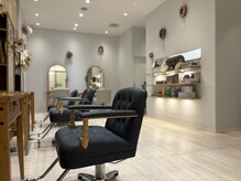 アンティークな店内で極上のサロンタイムをお過ごしください