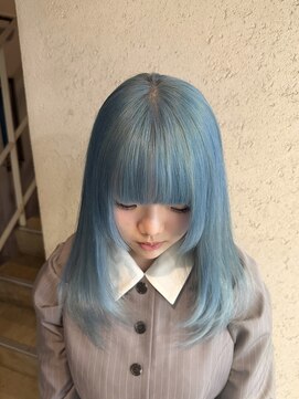 シーン(seen) 水色ブリーチカラー派手髪デザインカラーレイヤーカット姫カット