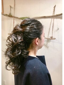 ヘアセットサロンエッジ(Edge) 大きなカールのローポニー