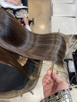 ブリーチ毛で海外の方を高難易度縮毛矯正で艶髪に変身♪