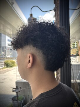 フォーコーナーズ(Four Corners) スペインカール/スキンフェード/バーバー/刈り上げ