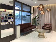 マティスヘアーデザイン 木更津店(matiz hair design)の雰囲気（広々とした待合スペースの向かいには種類豊富な商品棚【木更津】）