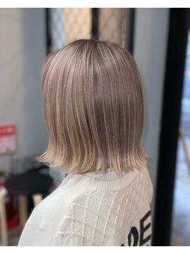 ワン(ONE) パールベージュ×切りっぱなしボブ