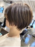 ショートカットくびれショート前下がりボブベージュカラー40代