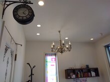 アトリエカール(Atelier CURL)の雰囲気（ヘアピンを使った照明、ちょっと珍しいです。）