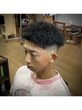 グラウンドタイガー(GROUNDTIGER) ツイストスパイラルパーマ×フェード