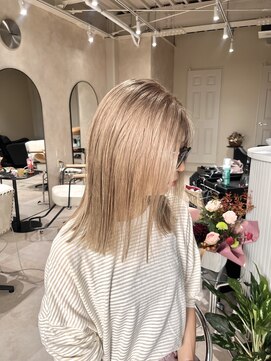 エラ(ere) ミルクティーベージュ　1ブリーチ　ハイトーンロング　艶髪