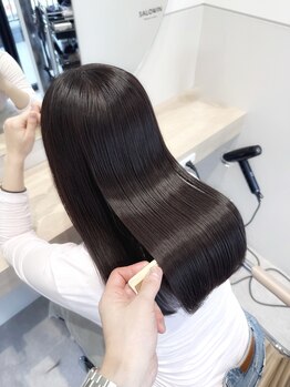 カルム 天神大名(calme)の写真/クセや広がりを抑え、思わず触れたくなる艶ストレートへ。髪質に合わせた縮毛矯正で理想の美髪に。