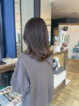 コワファースト 大分(COIFF1RST) ハイライト!グレージュカラーの外はねミディアムスタイル