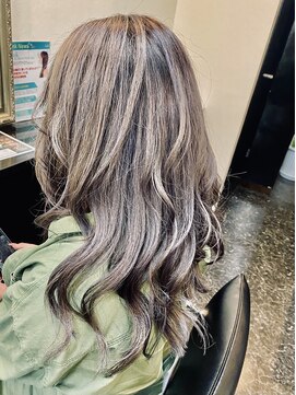 レヴィア(Revia) シルバー ミルクティー系カラー