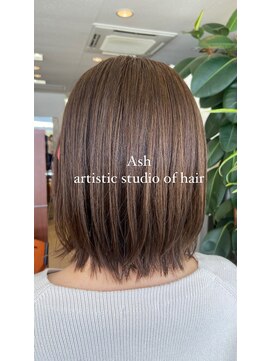 アッシュ アーティスティック スタジオ オブ ヘア(Ash artistic studio of hair) カーキ×ボブ
