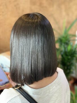 アークスヘアー 暗髪グレージュ大人かわいい艶感黒髪×内巻きショート