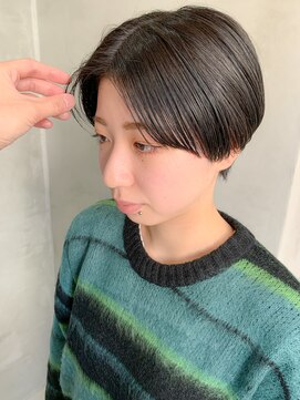 テトヘアー(teto hair) ハンサムショート、センターパート、ブルーブラック