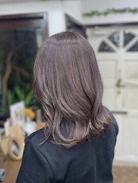 リッカ(RICCA) 【ハイライトカラー】ラベンダーシルバーで抜け感ミディ♪