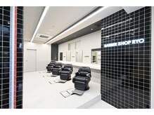 バーバーショップ涼 池尻店(BARBERSHOP涼)の雰囲気（解放感ある店内様子）