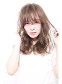 透明感のあるグレージュの鎖骨ミディアム ハイライトローライト