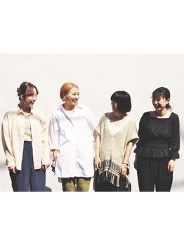 高円寺カルチャーをまとった流行のスタイルを創り上げる、女性スタイリストたちが集結。