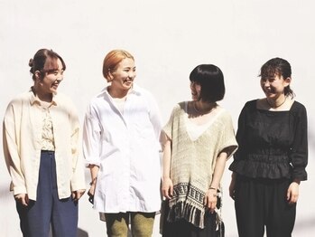 繭の写真/高円寺カルチャーをまとった流行のスタイルを創り上げる、女性スタイリストたちが集結。