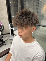 イーラ(era)&nbsp;ツイストスパイラルパーマ前下がり短髪フェード刈り上げ