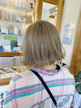 ギャラクシー ヘアードレッサーズ(galaxy hairdressers) 大人可愛い外ハネボブハイトーンミルクティーグレージュ